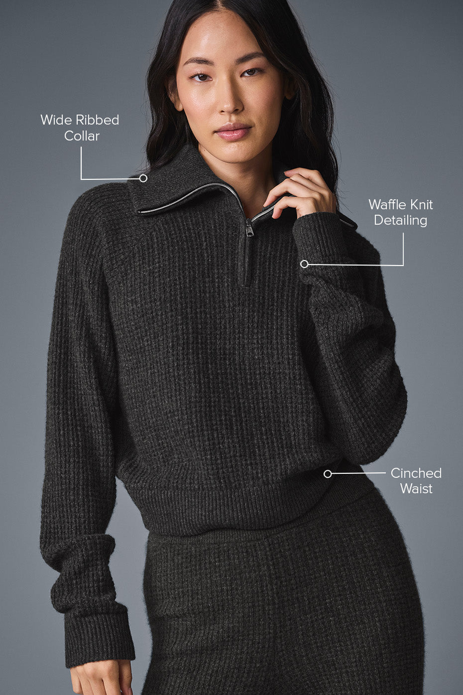 Alo Yoga Cashmere Plush Waffle 1/4 Zip Pullover - Dark Heather Grey - imagen 2