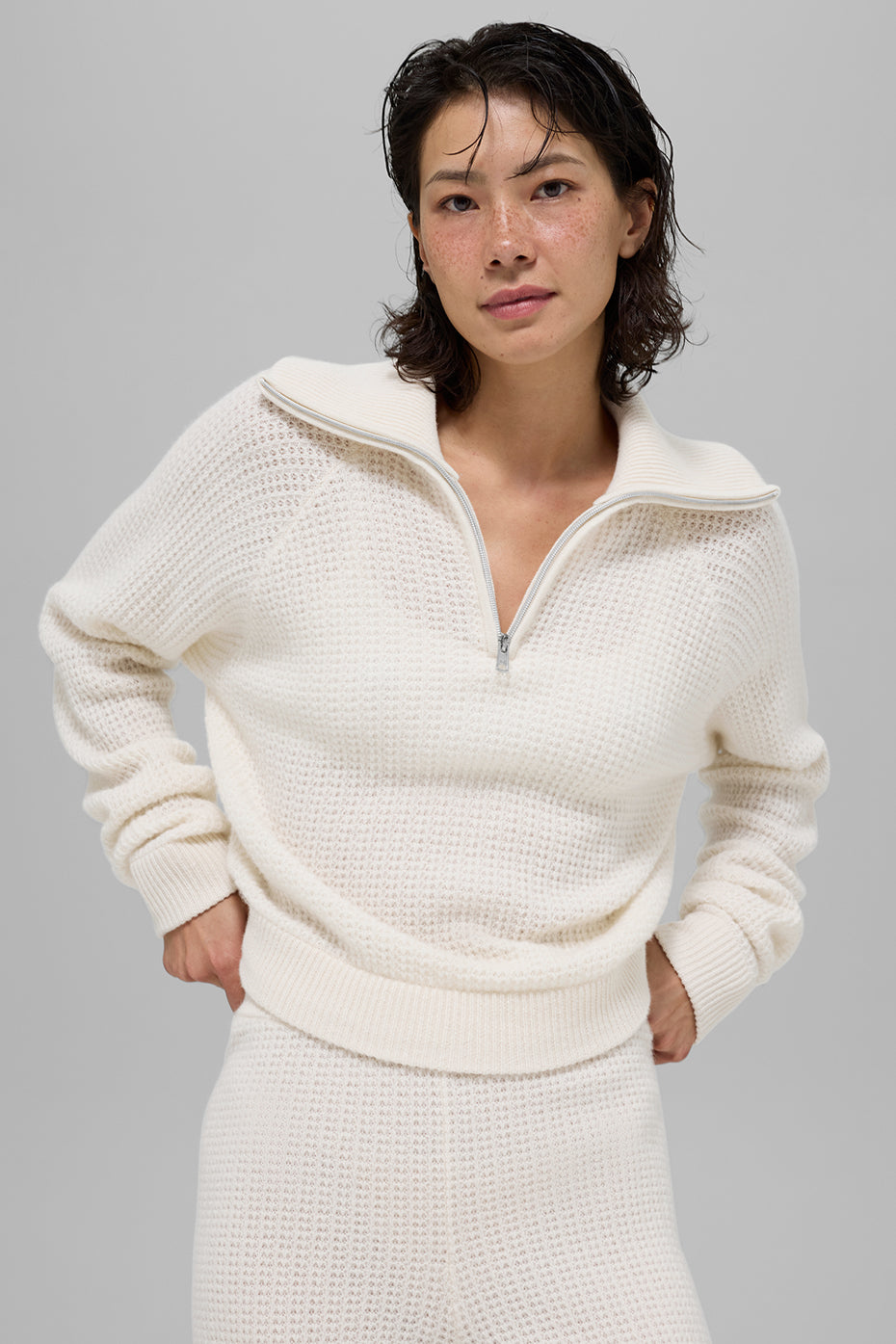 Alo Yoga Cashmere Plush Waffle 1/4 Zip Pullover - Ivory - imagen 1