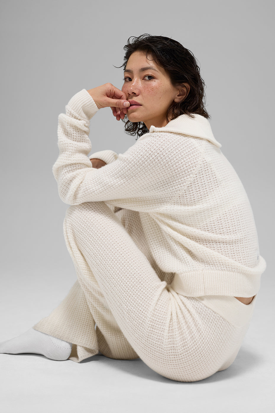 Alo Yoga Cashmere Plush Waffle 1/4 Zip Pullover - Ivory - imagen 5