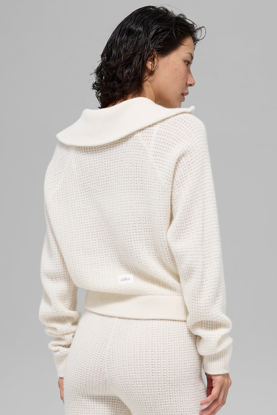 Alo Yoga Cashmere Plush Waffle 1/4 Zip Pullover - Ivory - imagen 3