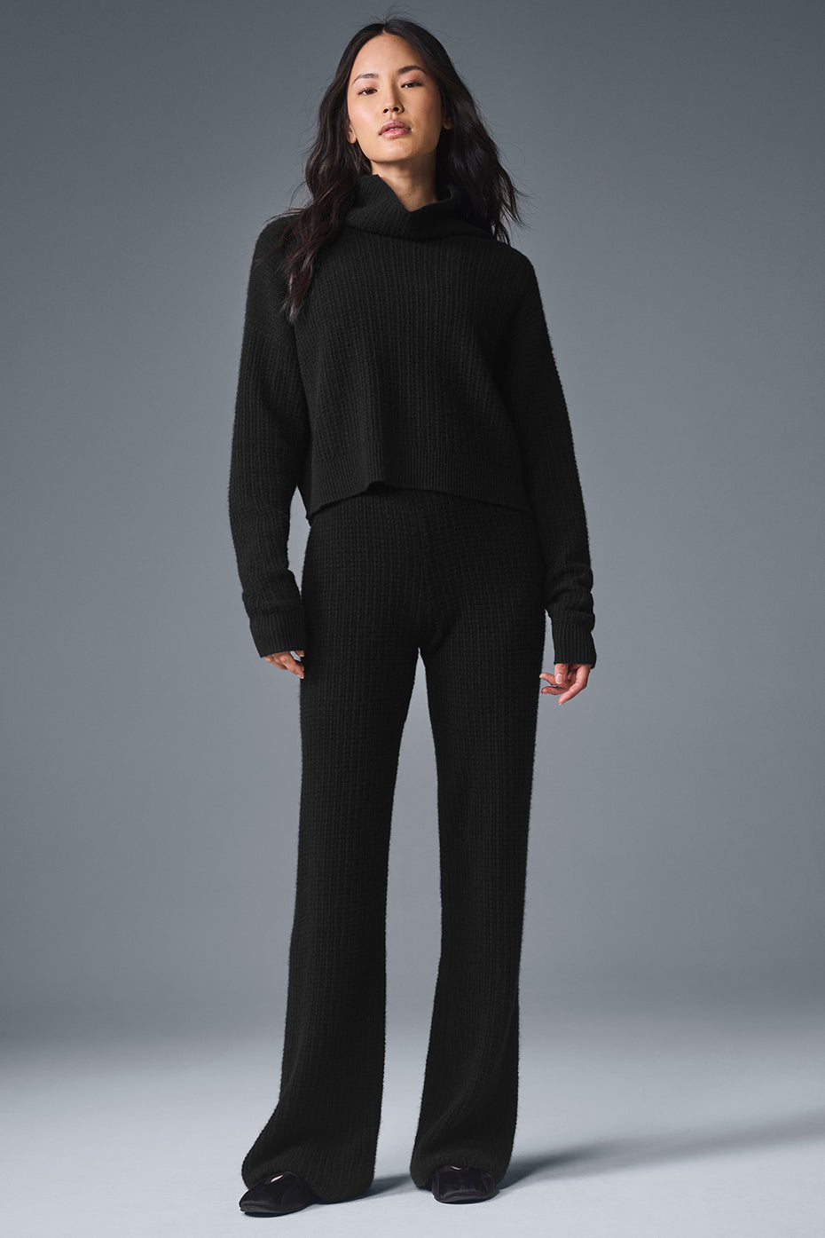 Alo Yoga Cashmere Plush Waffle Turtleneck Pullover - Black - imagen 4