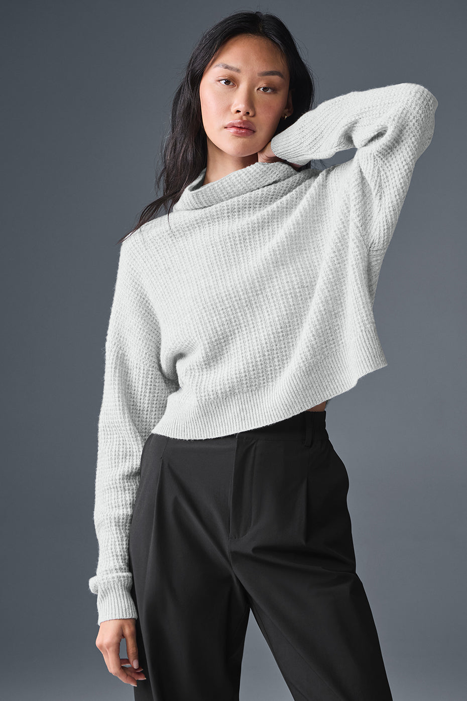 Alo Yoga Cashmere Plush Waffle Turtleneck Pullover - Athletic Heather Grey - imagen 1