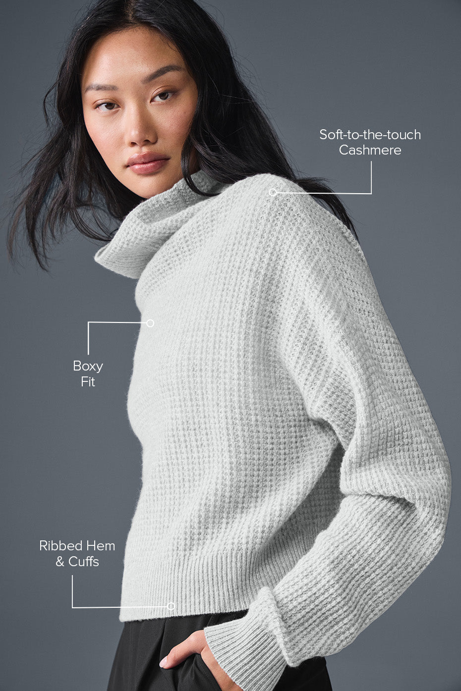 Alo Yoga Cashmere Plush Waffle Turtleneck Pullover - Athletic Heather Grey - imagen 2