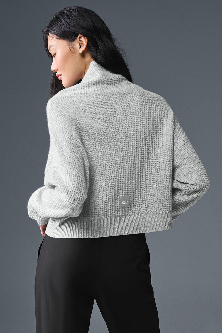 Alo Yoga Cashmere Plush Waffle Turtleneck Pullover - Athletic Heather Grey - imagen 3