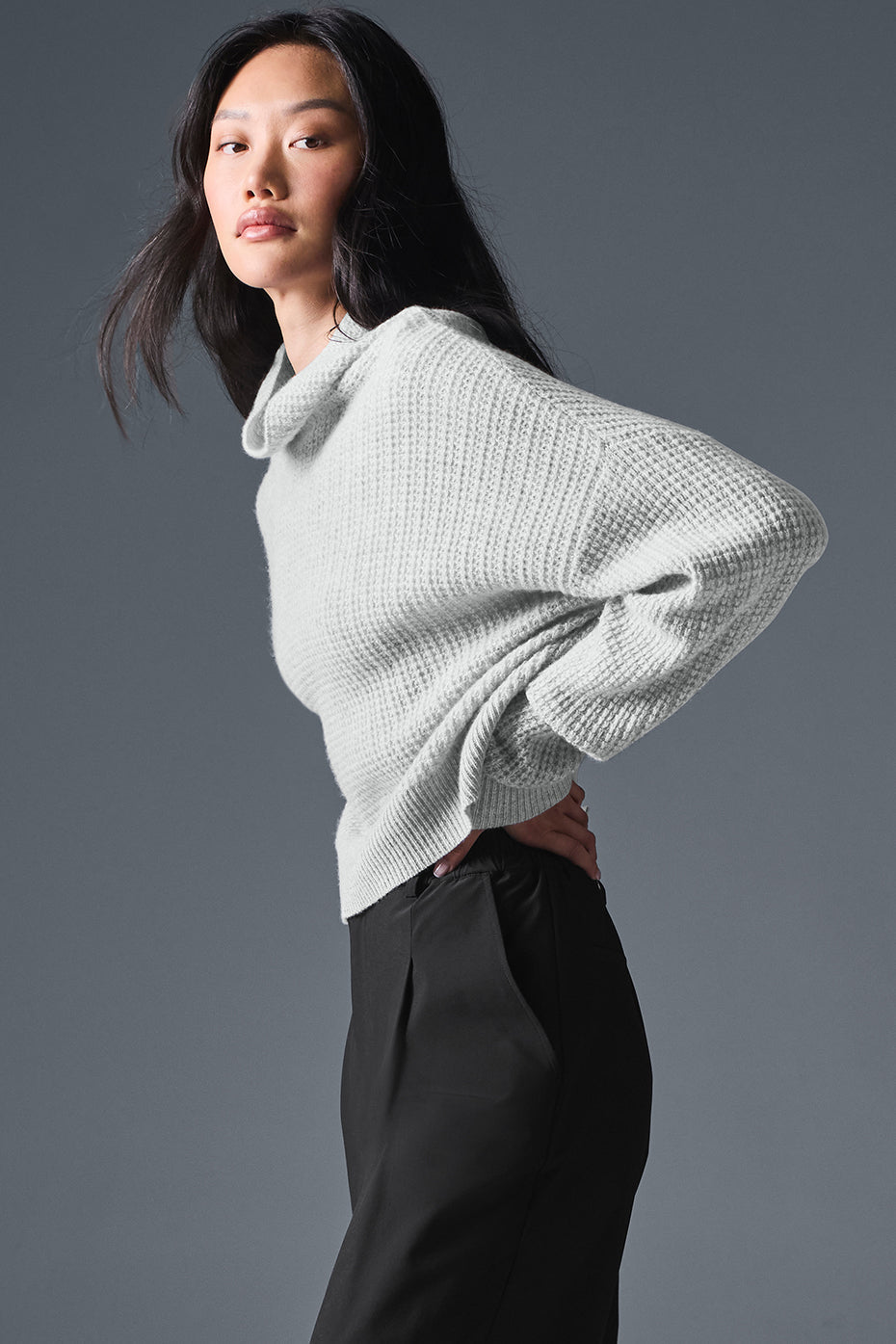 Alo Yoga Cashmere Plush Waffle Turtleneck Pullover - Athletic Heather Grey - imagen 4