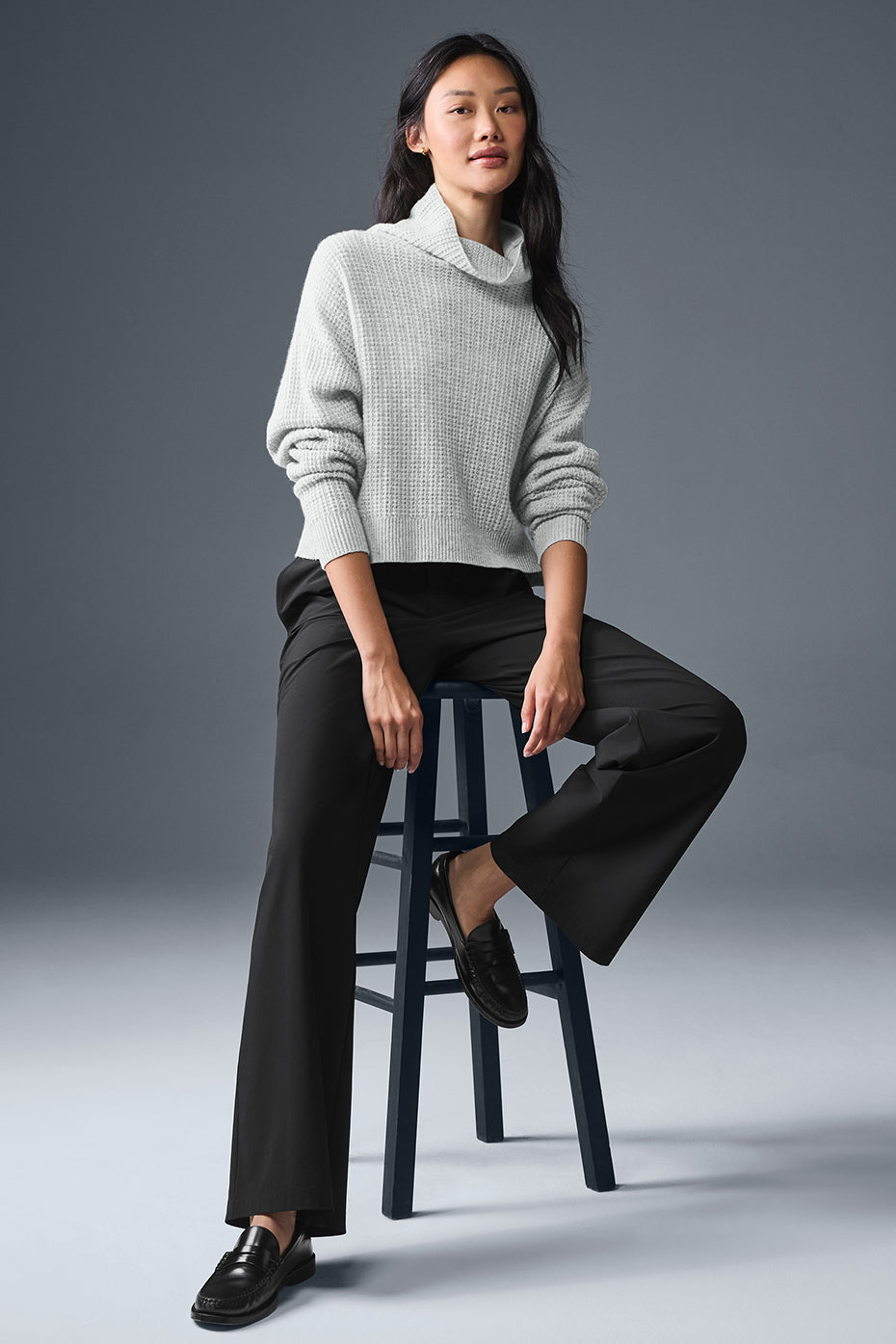 Alo Yoga Cashmere Plush Waffle Turtleneck Pullover - Athletic Heather Grey - imagen 5