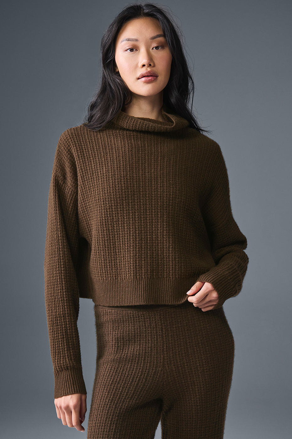 Alo Yoga Cashmere Plush Waffle Turtleneck Pullover - Espresso - imagen 1