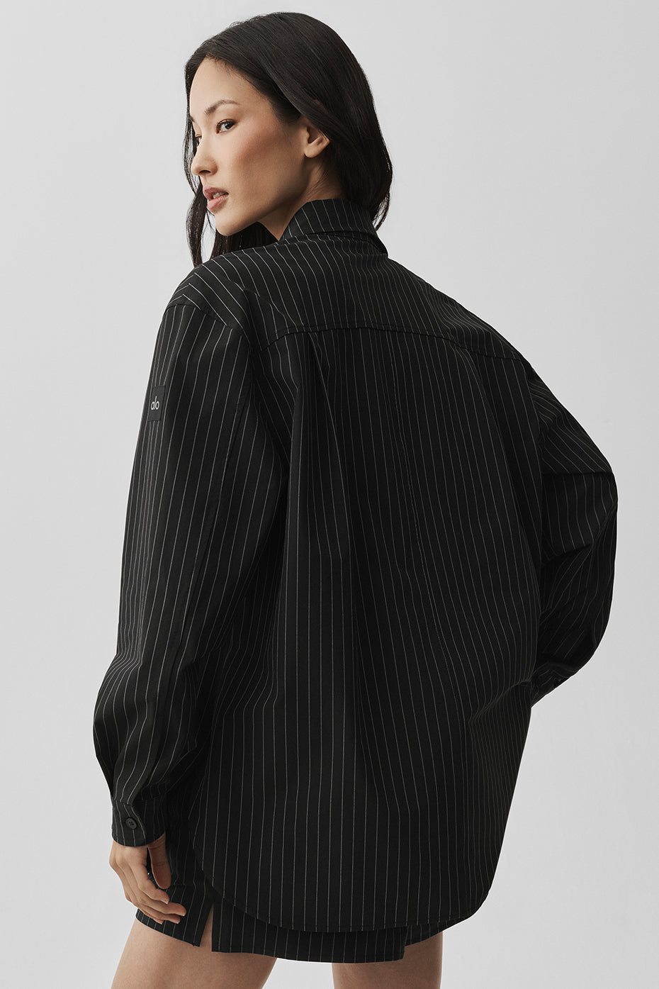 Alo Yoga Pinstripe Daylight Button Down Long Sleeve - Black/Titanium - imagen 4