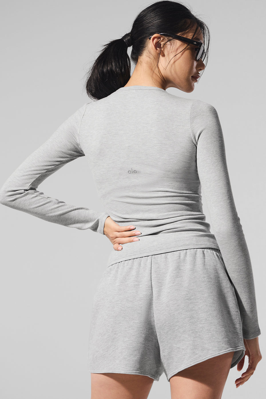 Alo Yoga Ribbed Modal Long Sleeve - Athletic Heather Grey - imagen 4