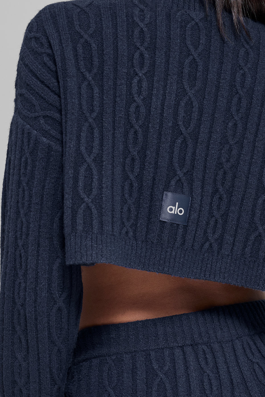 Alo Yoga Cable Knit Cropped Winter Bliss Turtleneck Long Sleeve - Navy - imagen 3
