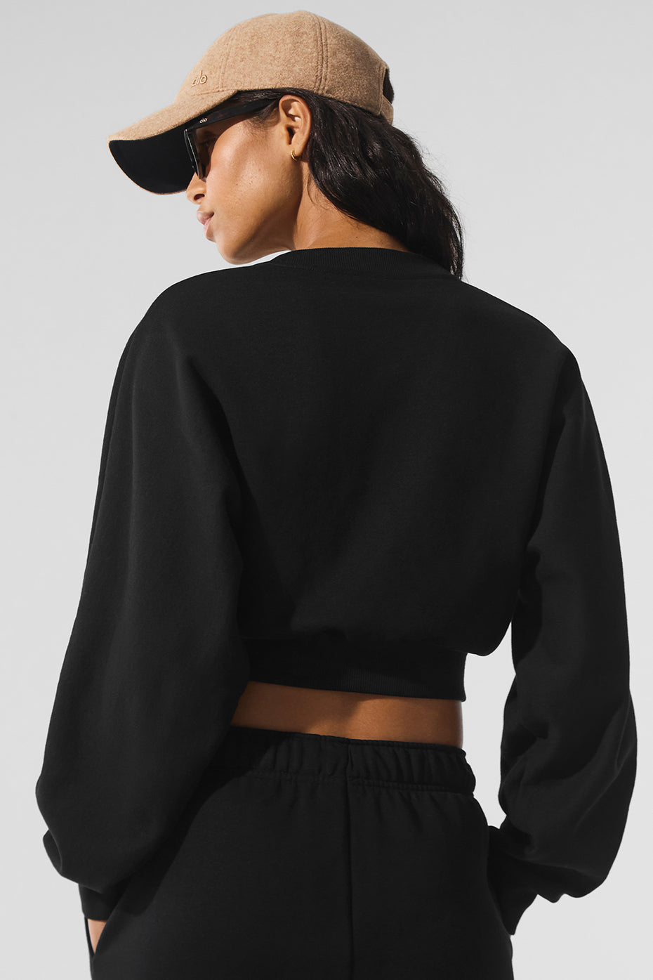 Alo Yoga Cropped Accolade Crewneck - Black - imagen 3