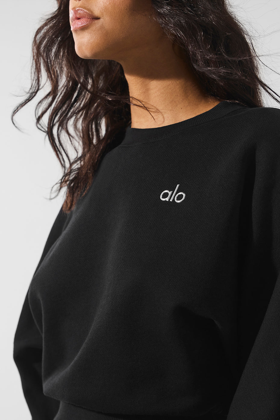 Alo Yoga Cropped Accolade Crewneck - Black - imagen 4