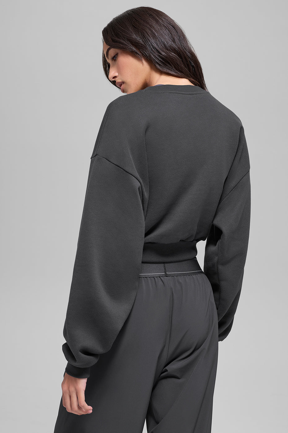 Alo Yoga Cropped Accolade Crewneck - Anthracite - imagen 4
