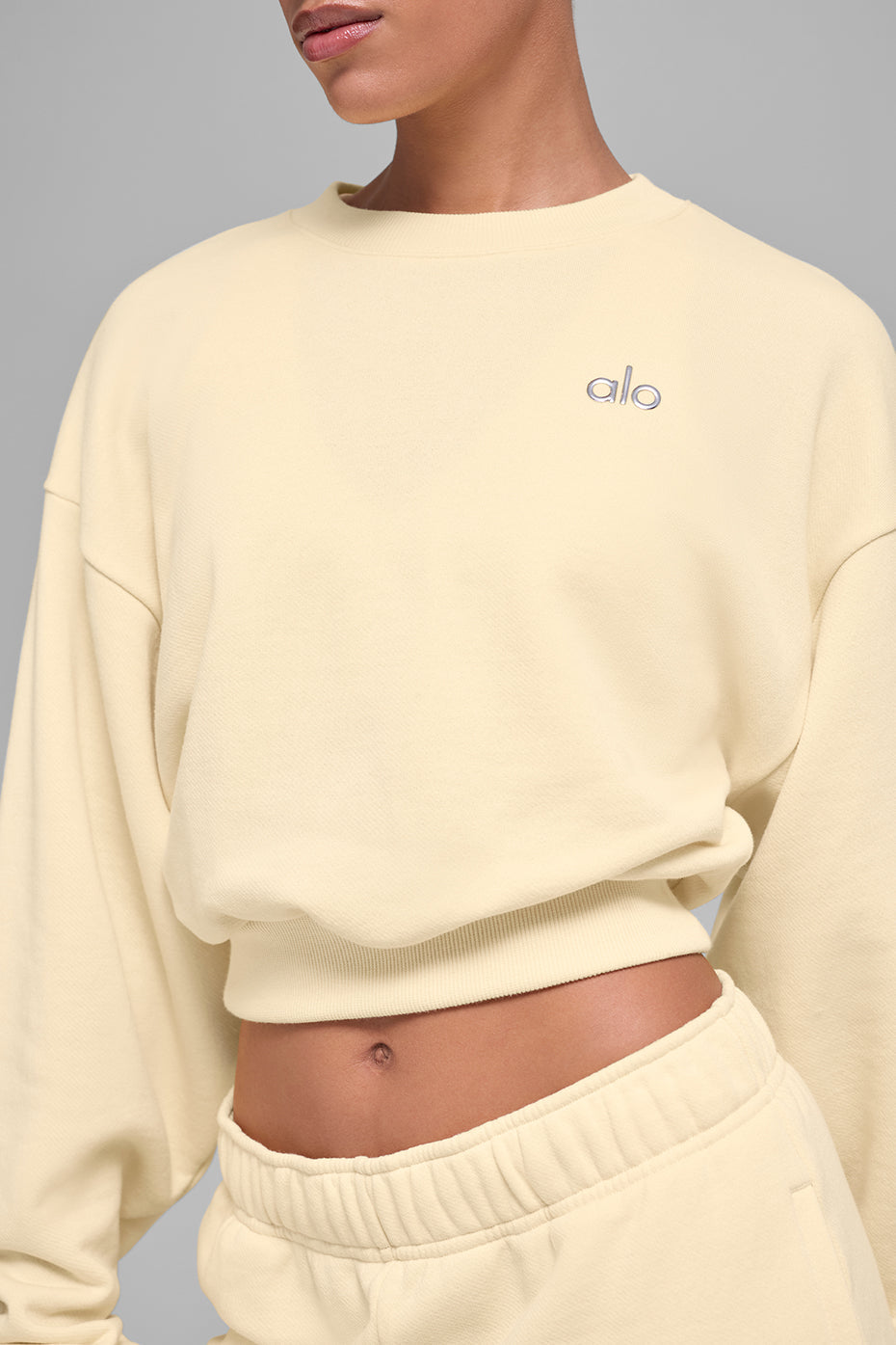 Alo Yoga Cropped Accolade Crewneck - Candlelight Yellow - imagen 4