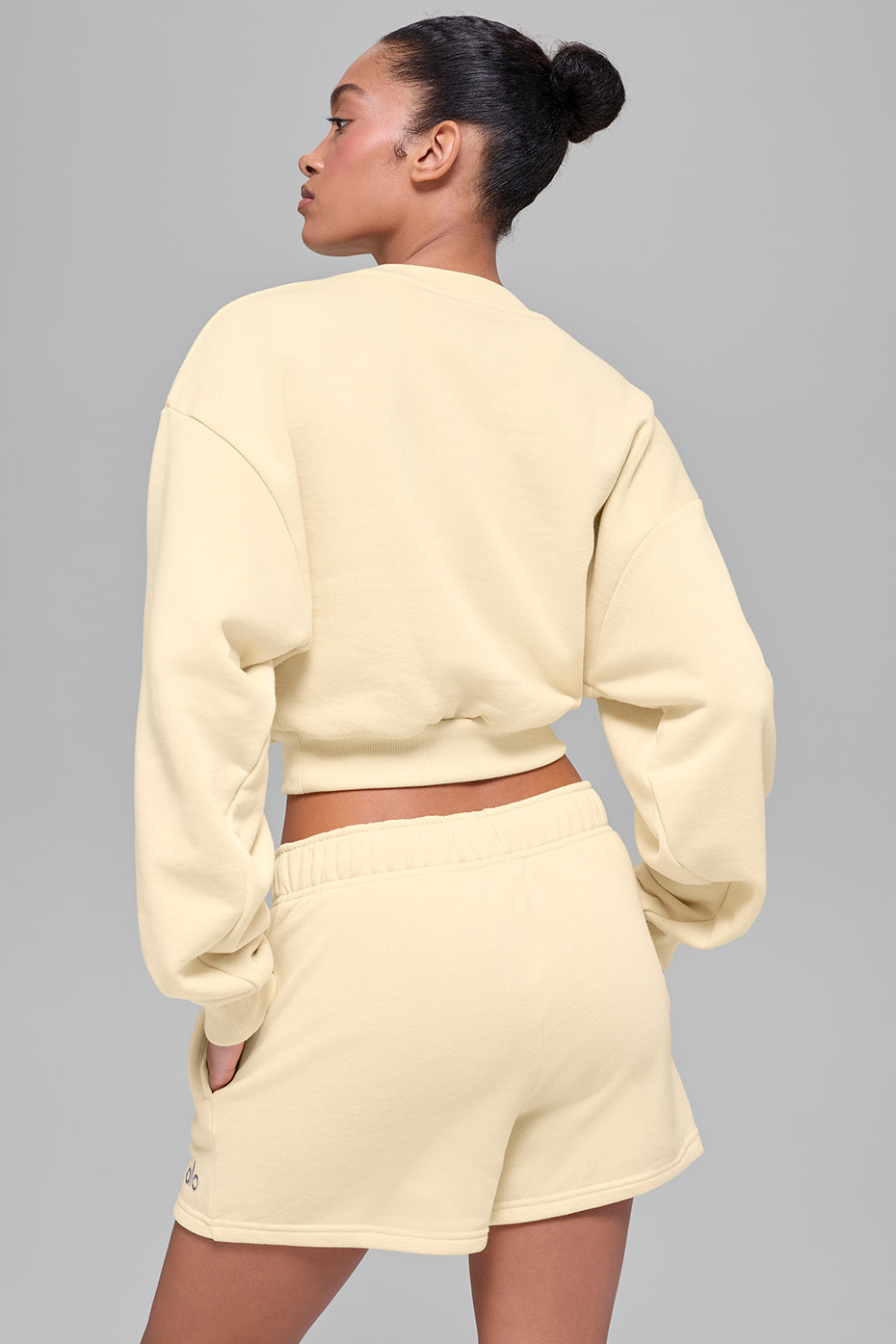 Alo Yoga Cropped Accolade Crewneck - Candlelight Yellow - imagen 2