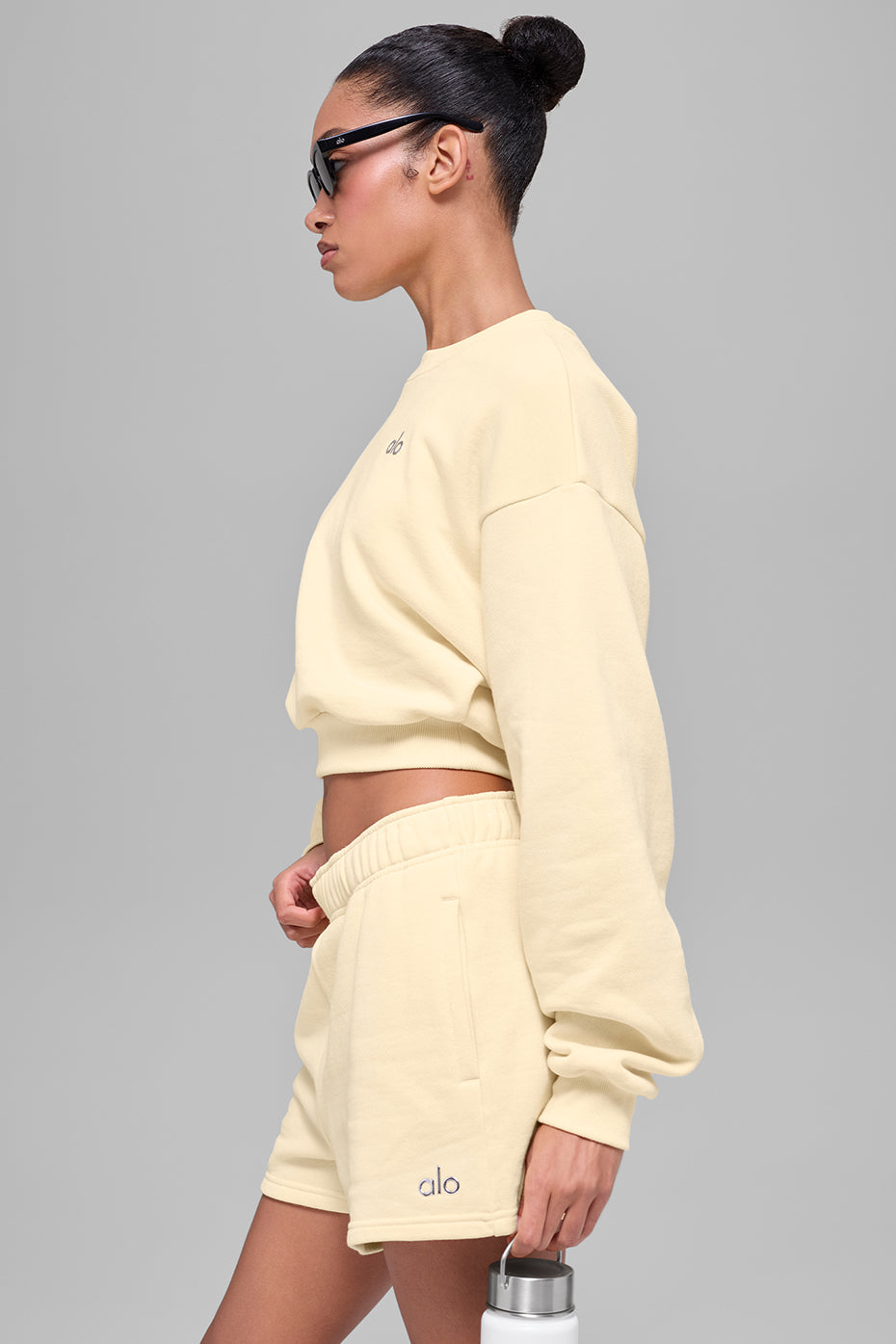 Alo Yoga Cropped Accolade Crewneck - Candlelight Yellow - imagen 5