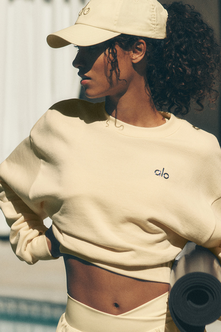 Alo Yoga Cropped Accolade Crewneck - Candlelight Yellow - imagen 1