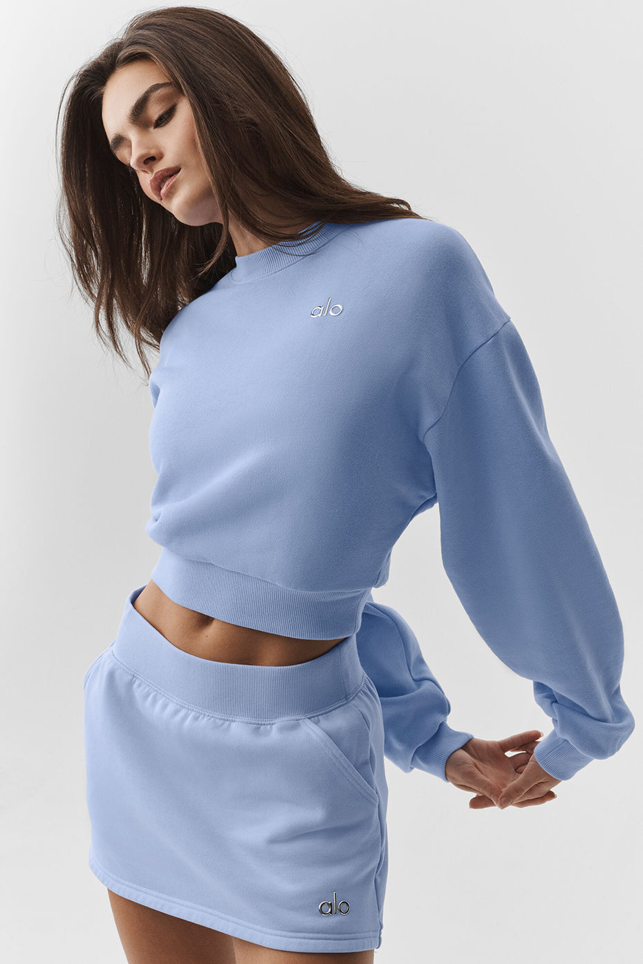 Alo Yoga Cropped Accolade Crewneck - Light Provence Blue - imagen 3