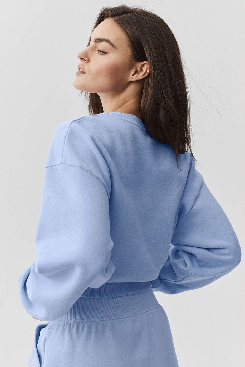 Alo Yoga Cropped Accolade Crewneck - Light Provence Blue - imagen 2