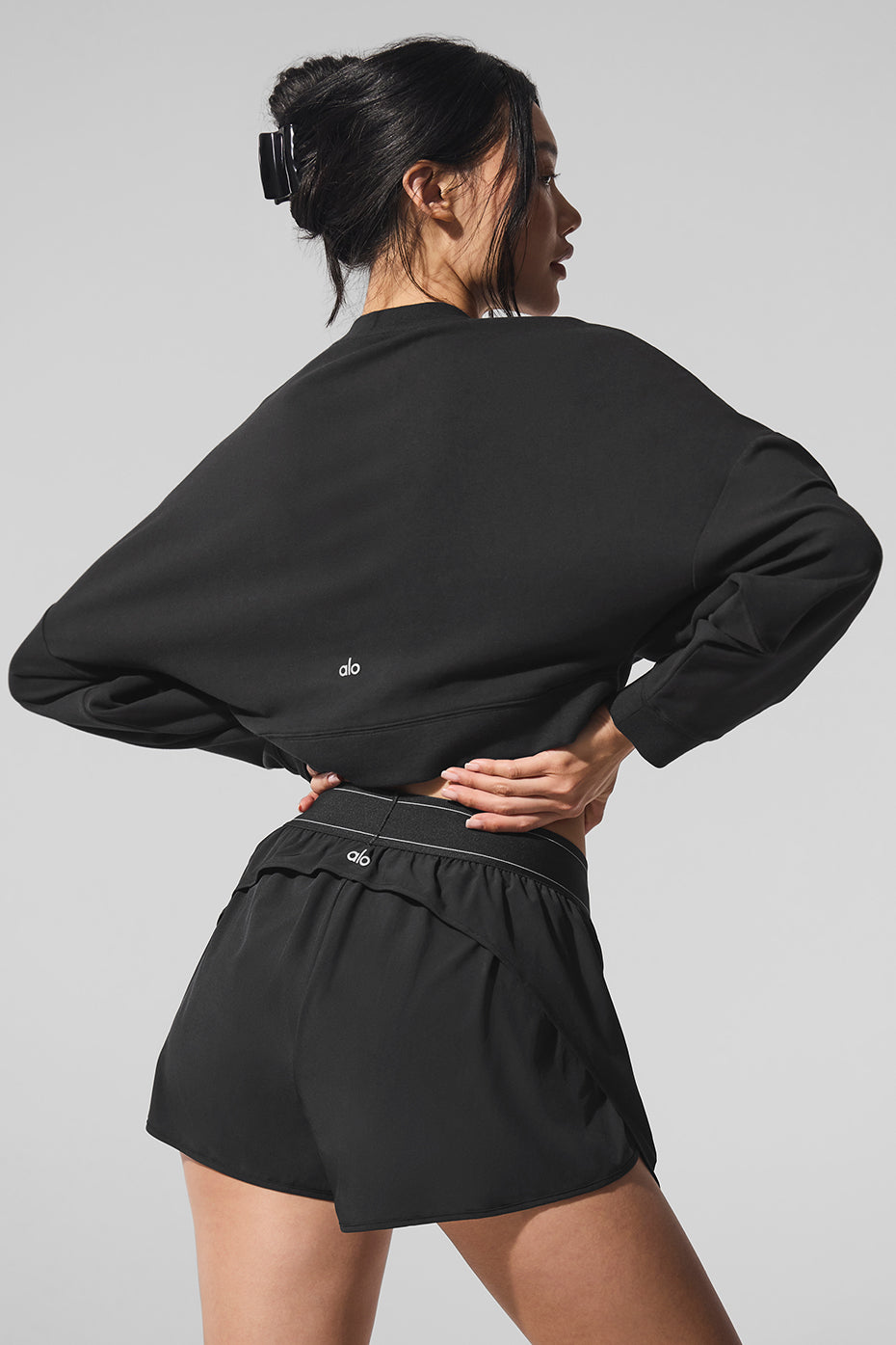 Alo Yoga Cropped Sway Crew Neck Pullover - Black - imagen 4