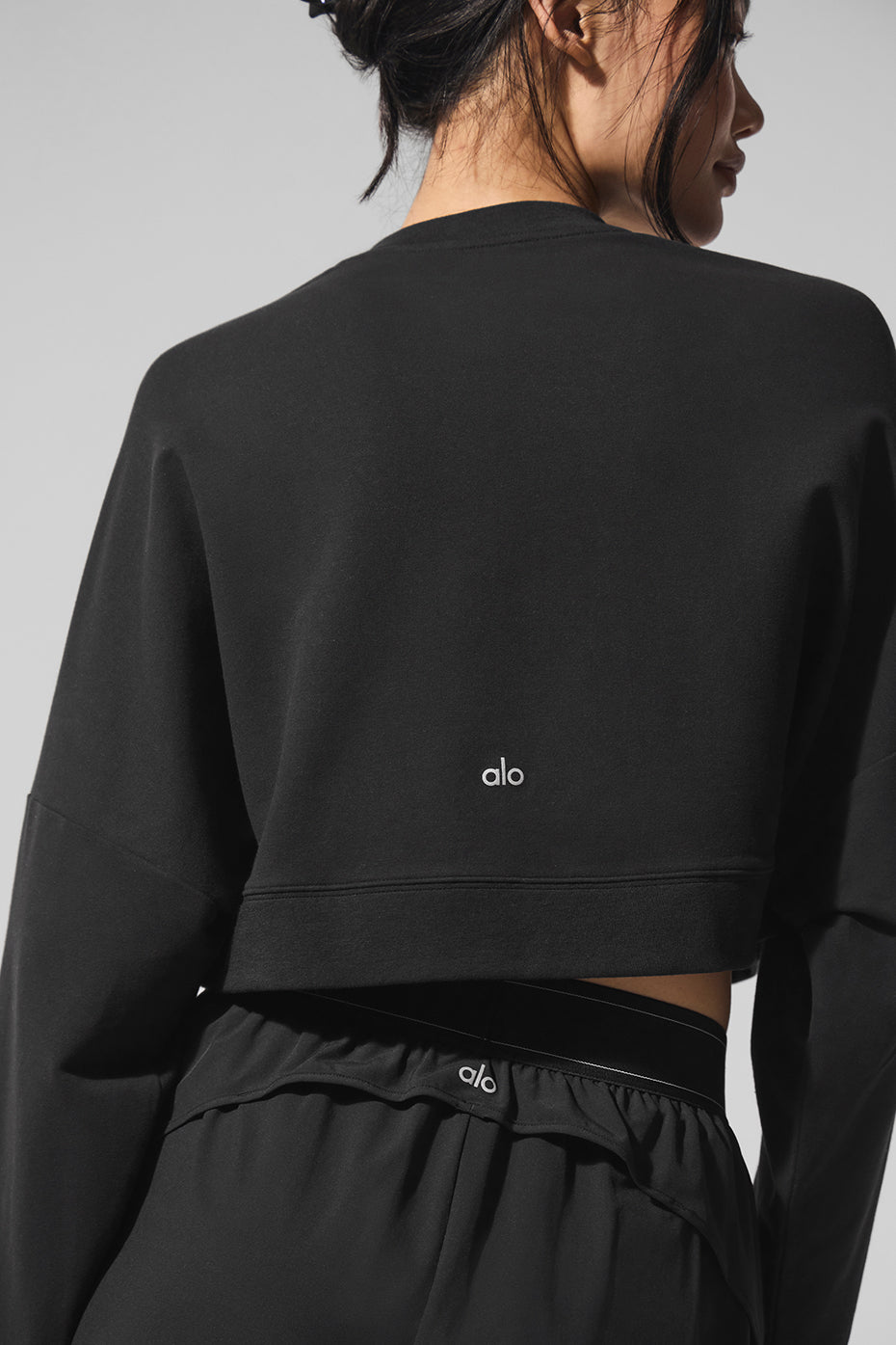 Alo Yoga Cropped Sway Crew Neck Pullover - Black - imagen 6