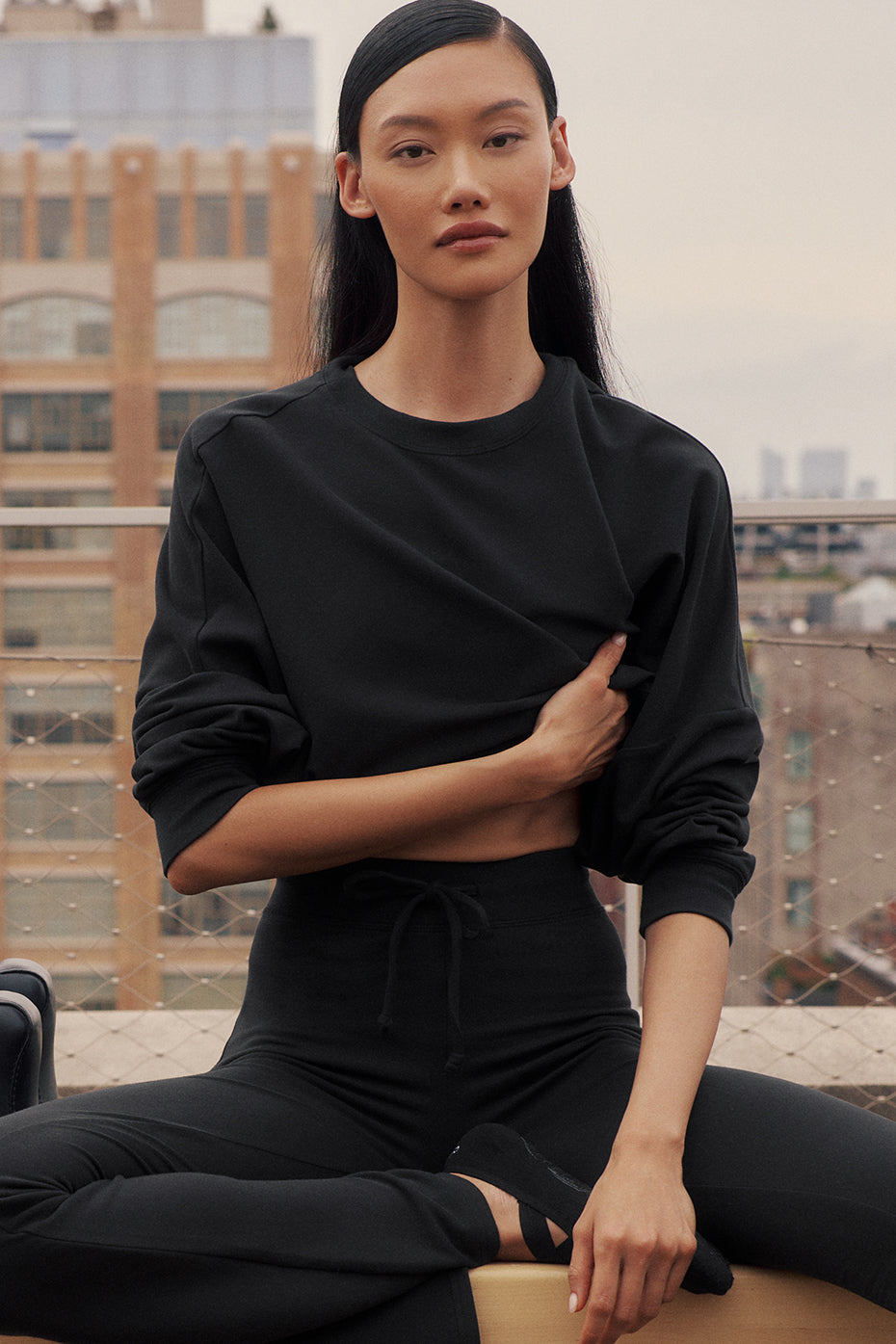 Alo Yoga Cropped Sway Crew Neck Pullover - Black - imagen 1