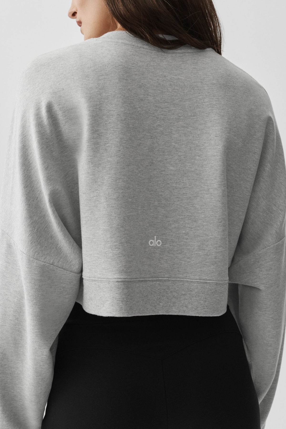 Alo Yoga Cropped Sway Crew Neck Pullover - Athletic Heather Grey - imagen 4