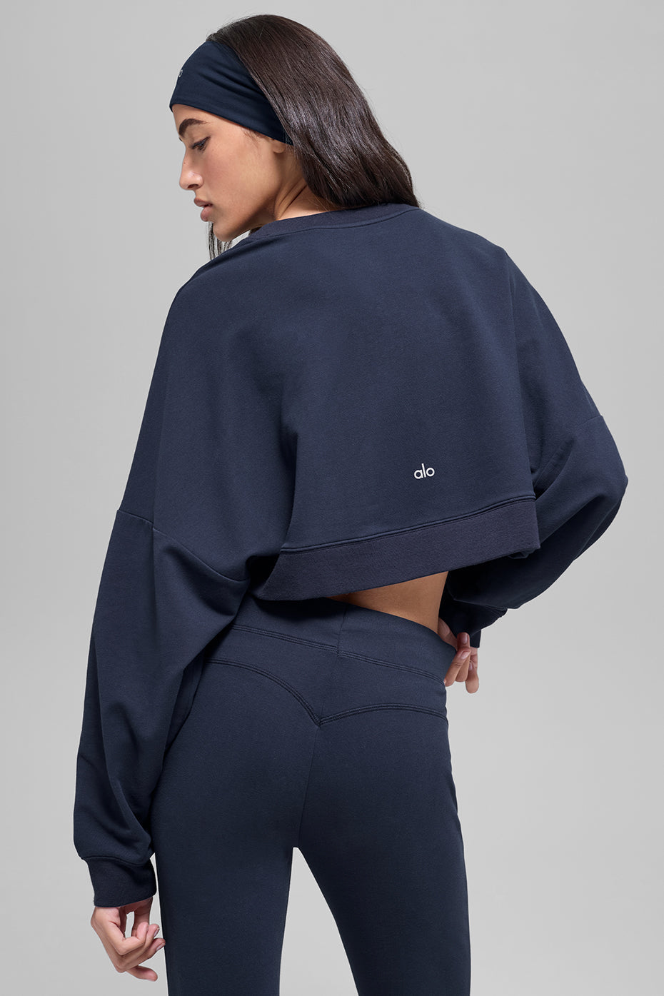 Alo Yoga Cropped Sway Crew Neck Pullover - Navy - imagen 3