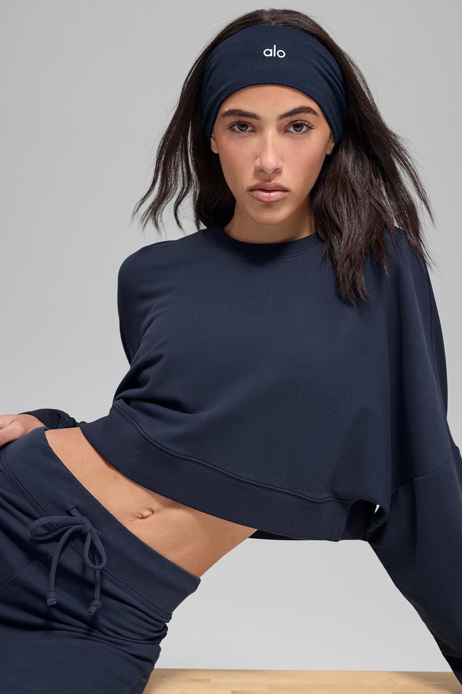 Alo Yoga Cropped Sway Crew Neck Pullover - Navy - imagen 5