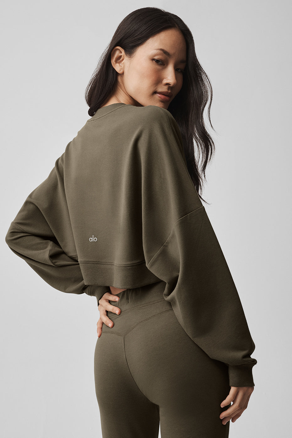 Alo Yoga Cropped Sway Crew Neck Pullover - Olive Tree - imagen 2