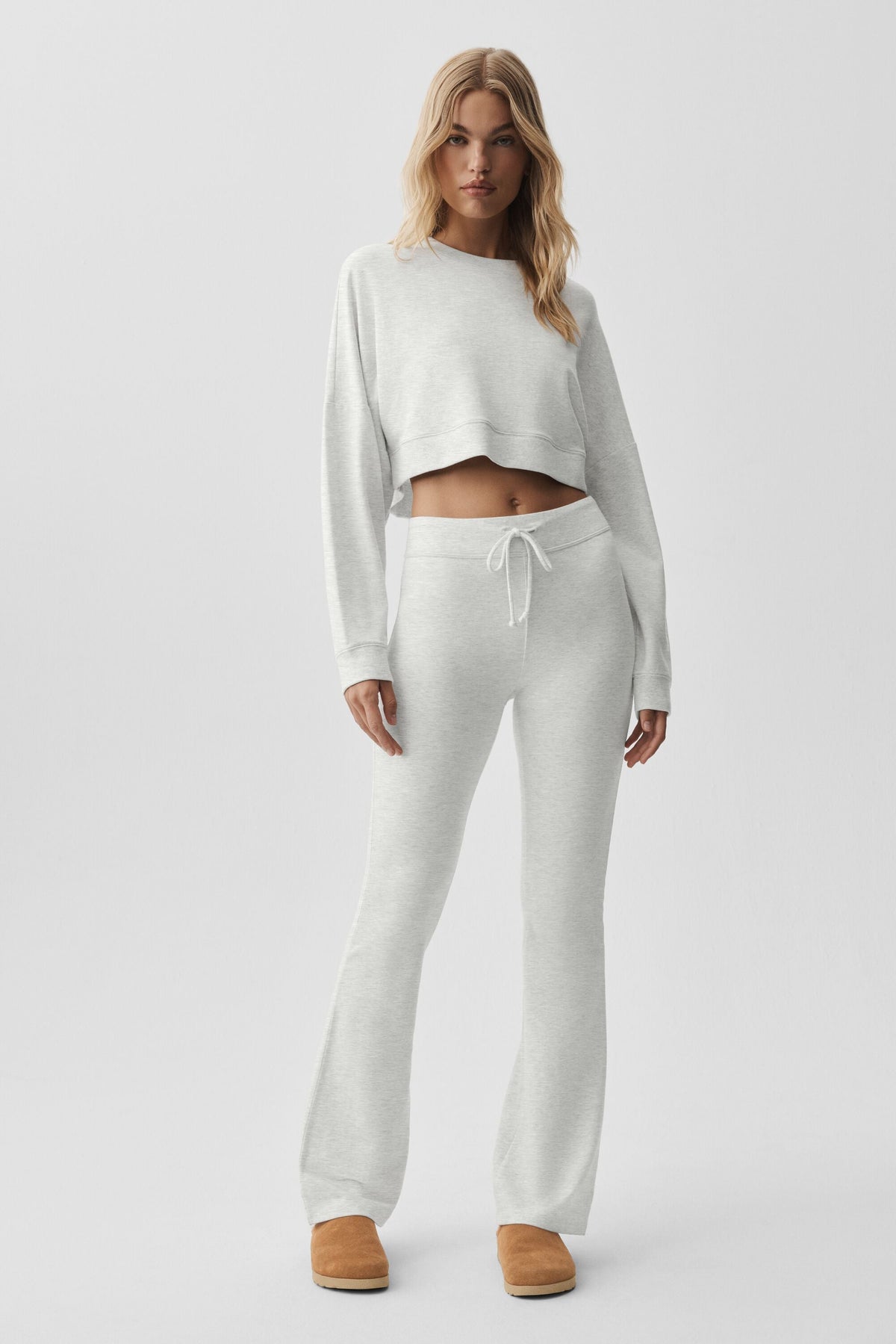 Alo Yoga Cropped Sway Crew Neck Pullover - White Heather - imagen 6