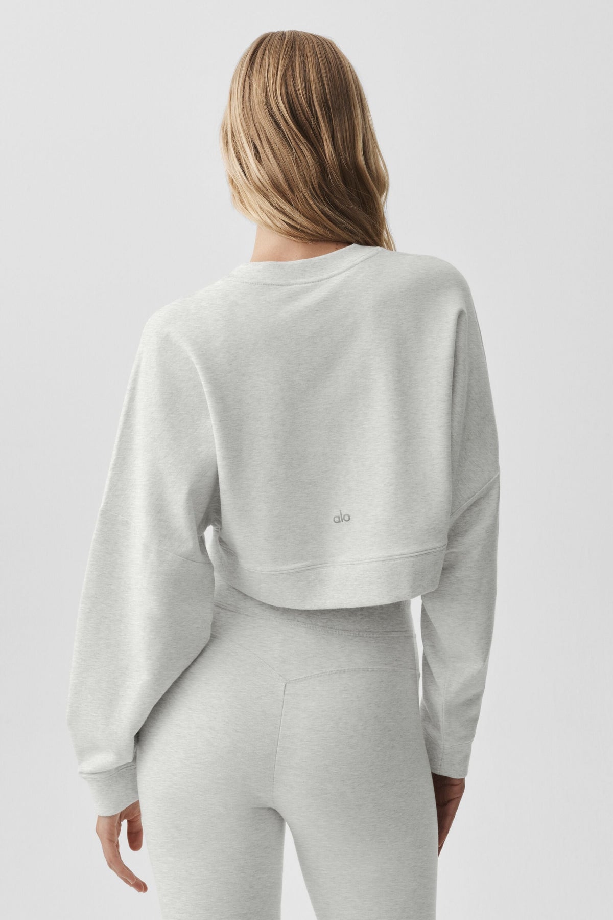 Alo Yoga Cropped Sway Crew Neck Pullover - White Heather - imagen 2