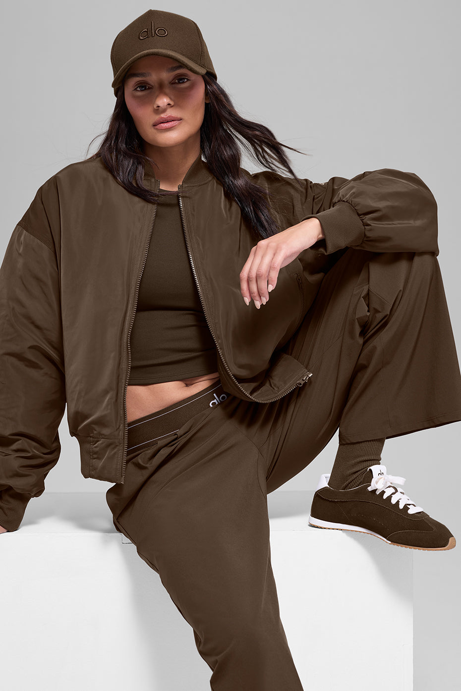 Alo Yoga Faux Fur Urbanite Bomber - Espresso/Ivory - imagen 5