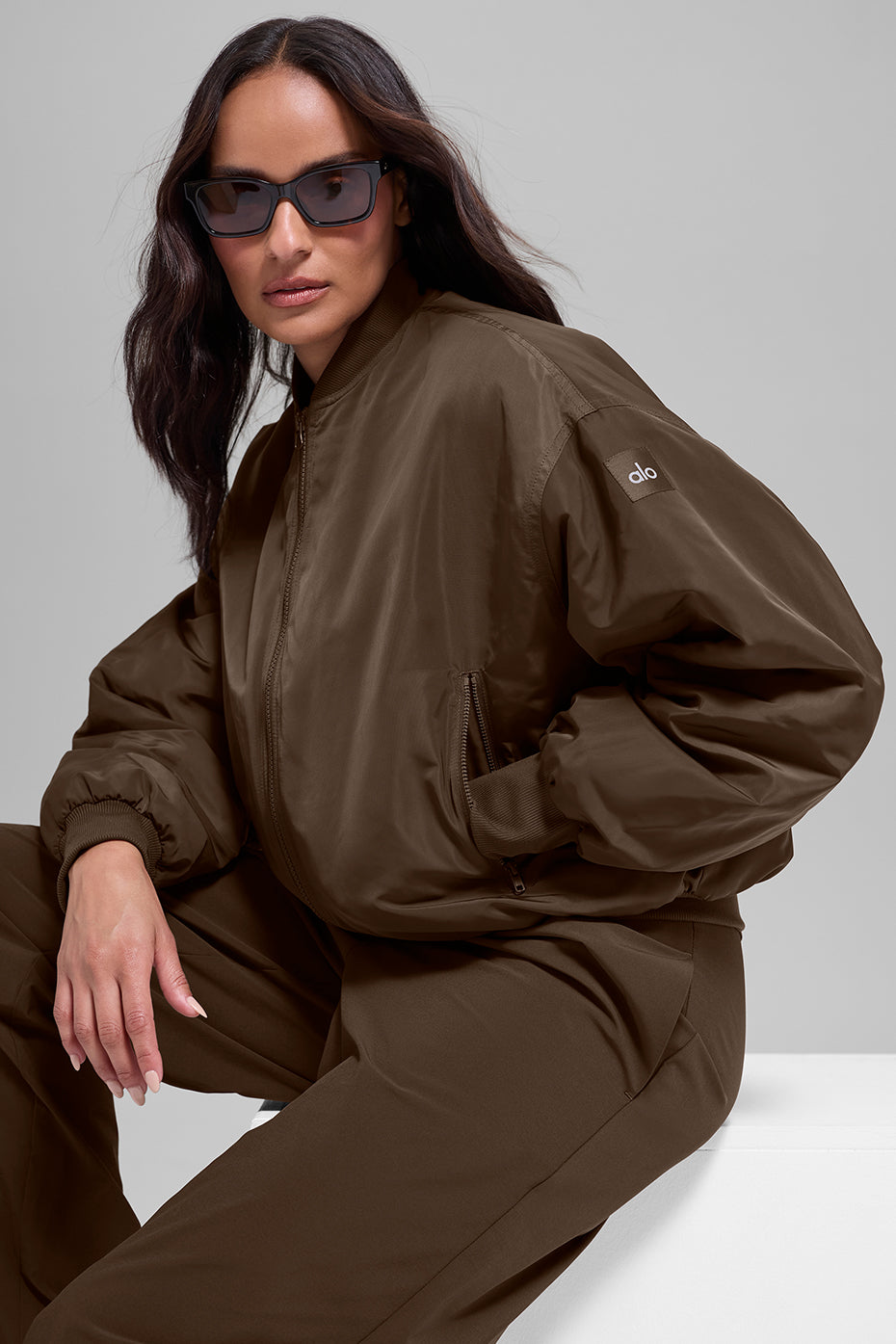 Alo Yoga Faux Fur Urbanite Bomber - Espresso/Ivory - imagen 4