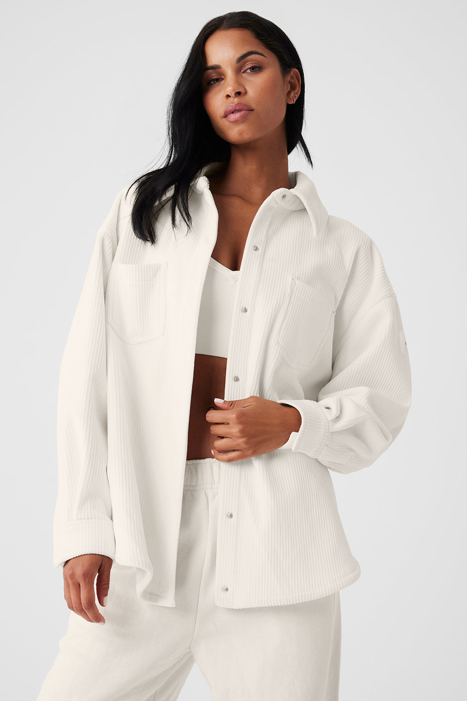 Alo Yoga Ribbed Velour Mountain Side Shacket - Ivory - imagen 4