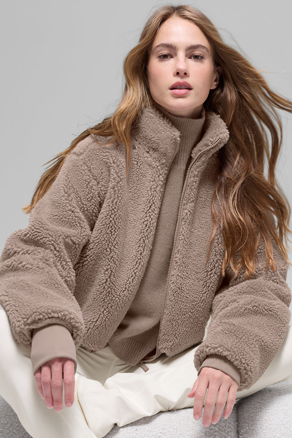 Alo Yoga Foxy Sherpa Jacket - Chai Latte - imagen 5