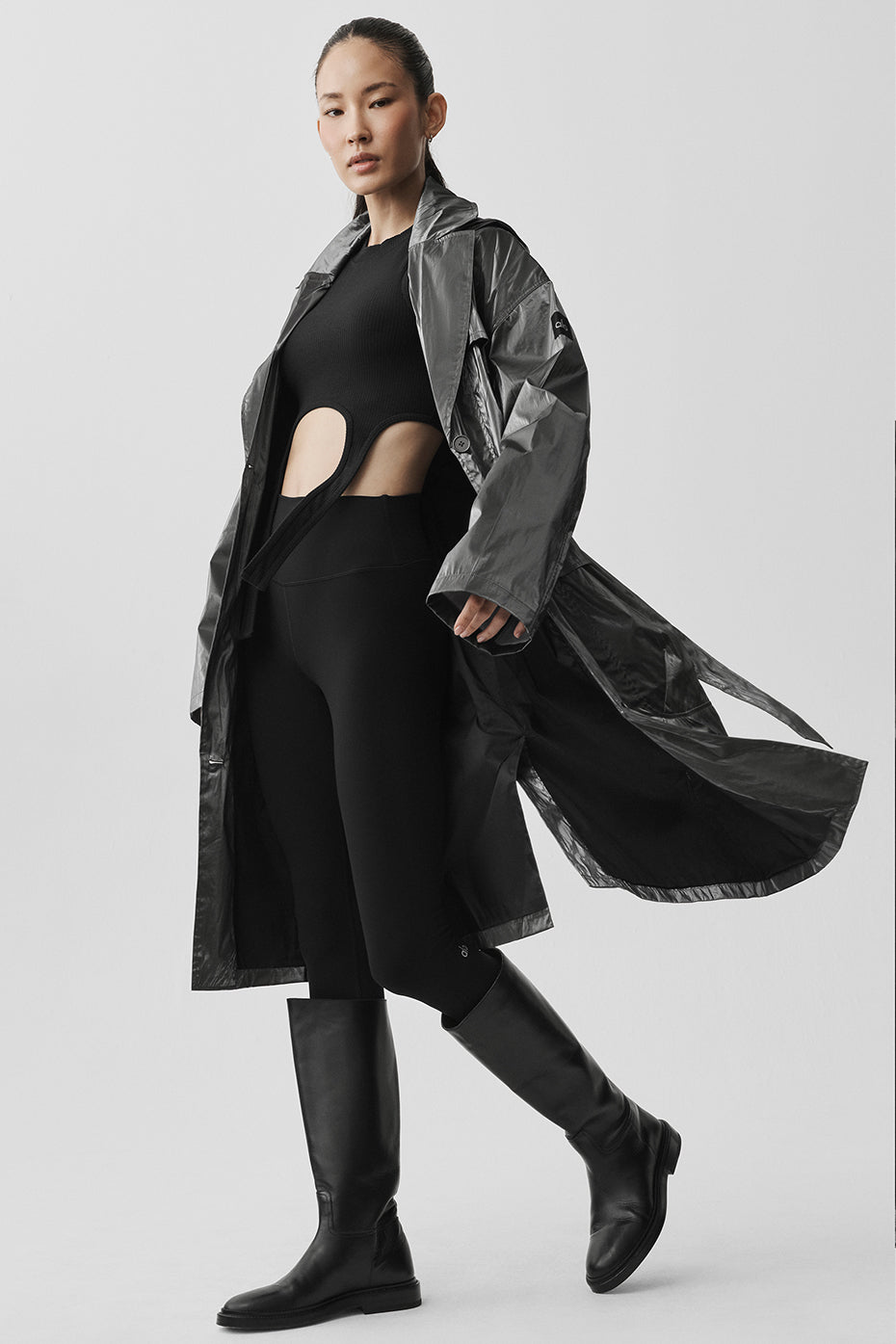 Alo Yoga Metallic Break Line Trench - Silver Metallic - imagen 4