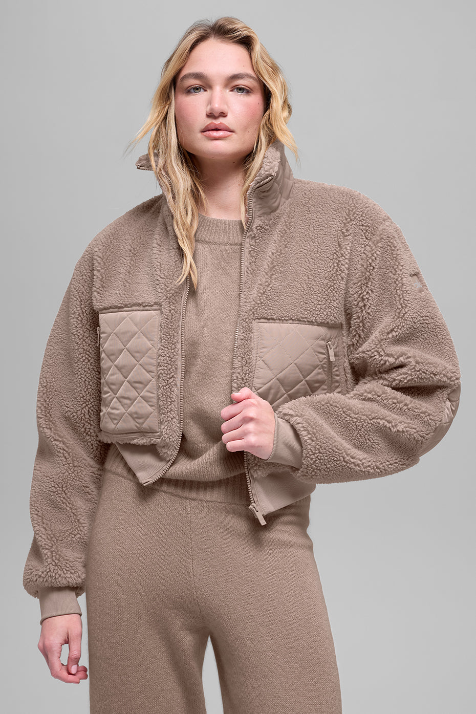Alo Yoga Sherpa Edge Bomber - Chai Latte - imagen 1