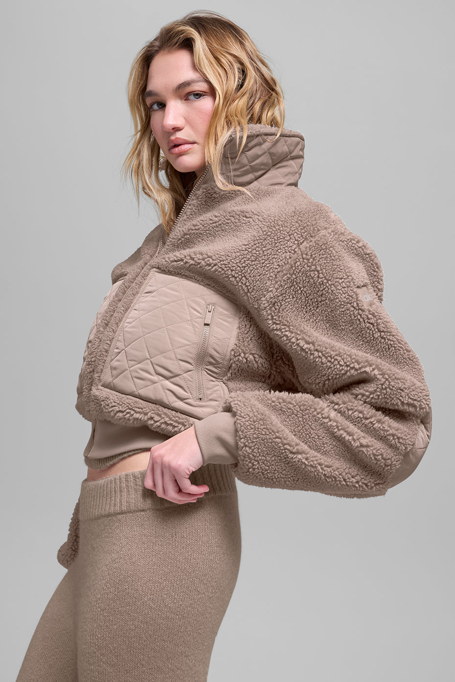 Alo Yoga Sherpa Edge Bomber - Chai Latte - imagen 3