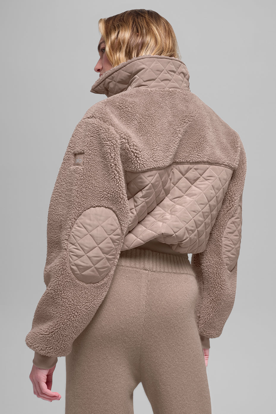 Alo Yoga Sherpa Edge Bomber - Chai Latte - imagen 2