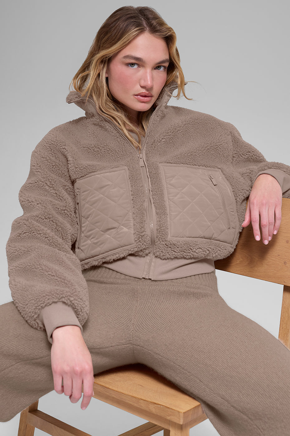 Alo Yoga Sherpa Edge Bomber - Chai Latte - imagen 4