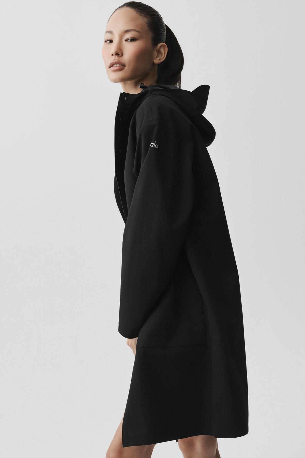 Alo Yoga Rain Or Shine Long Coat - Black - imagen 4