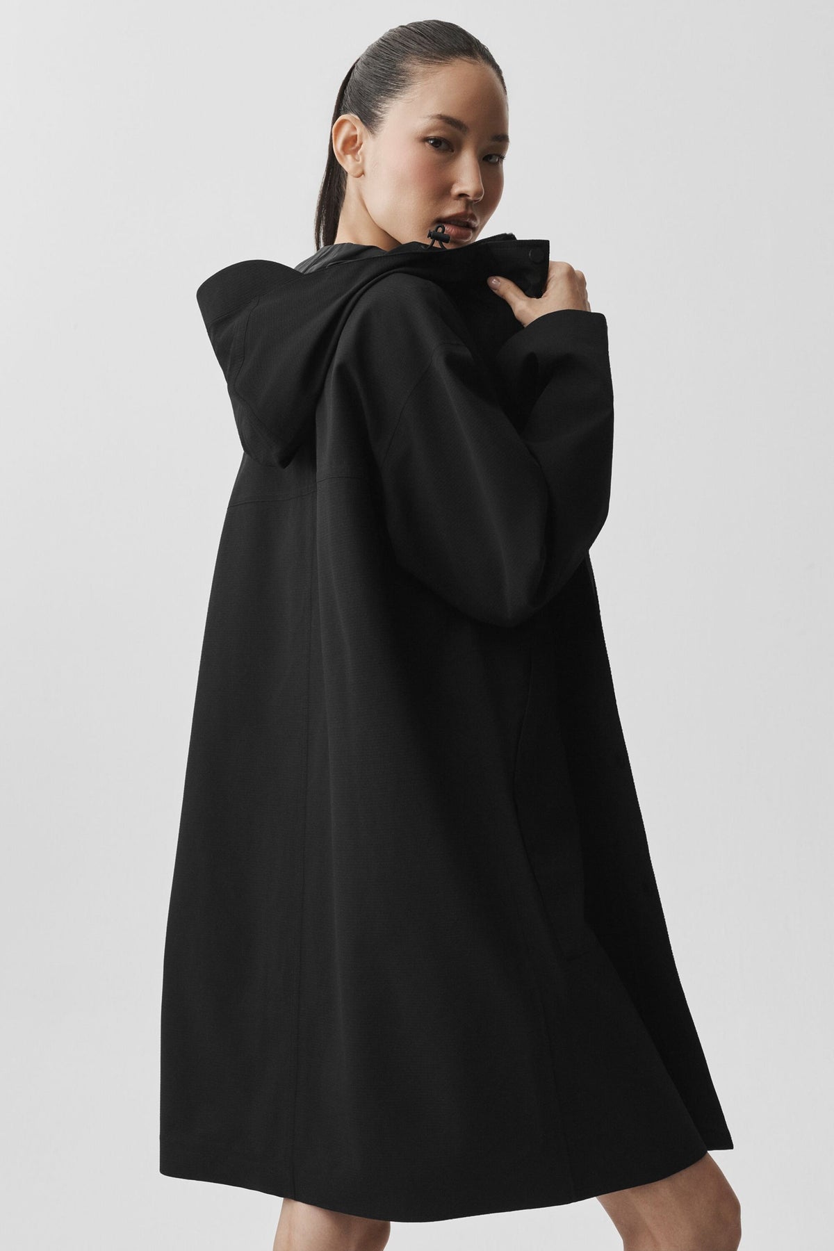 Alo Yoga Rain Or Shine Long Coat - Black - imagen 2