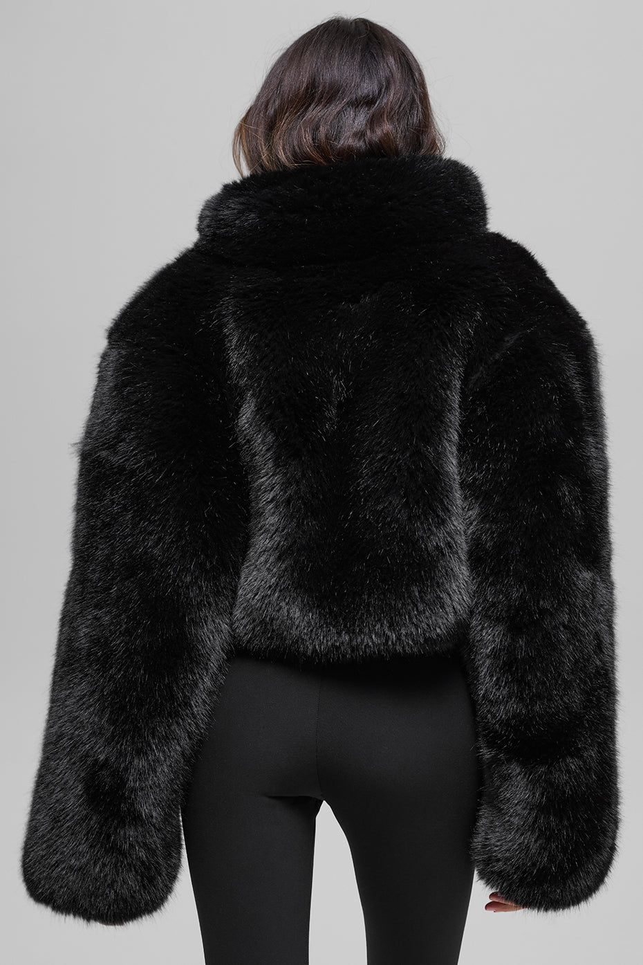 Alo Yoga Opulent Faux Fur Cropped Jacket - Black - imagen 4