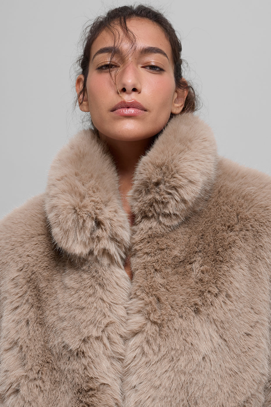 Alo Yoga Opulent Faux Fur Cropped Jacket - Oat - imagen 4