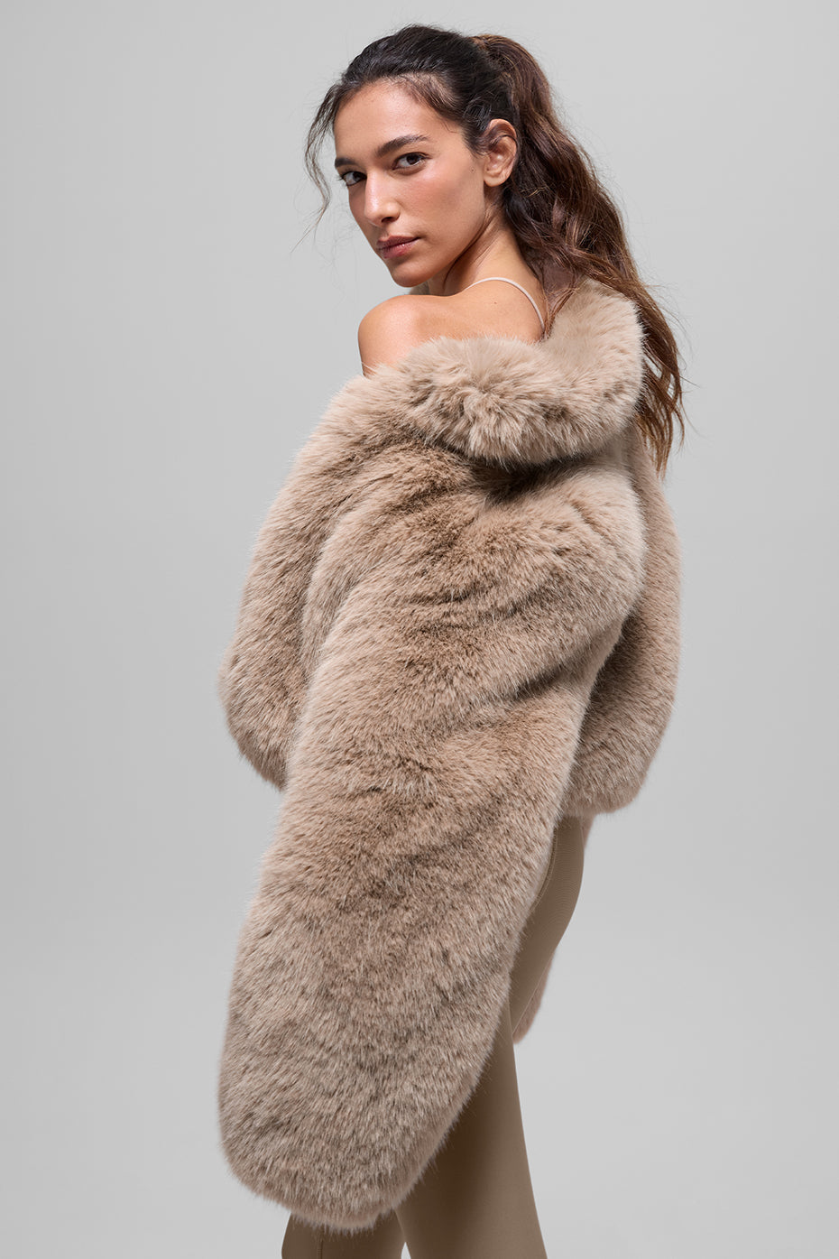 Alo Yoga Opulent Faux Fur Cropped Jacket - Oat - imagen 2