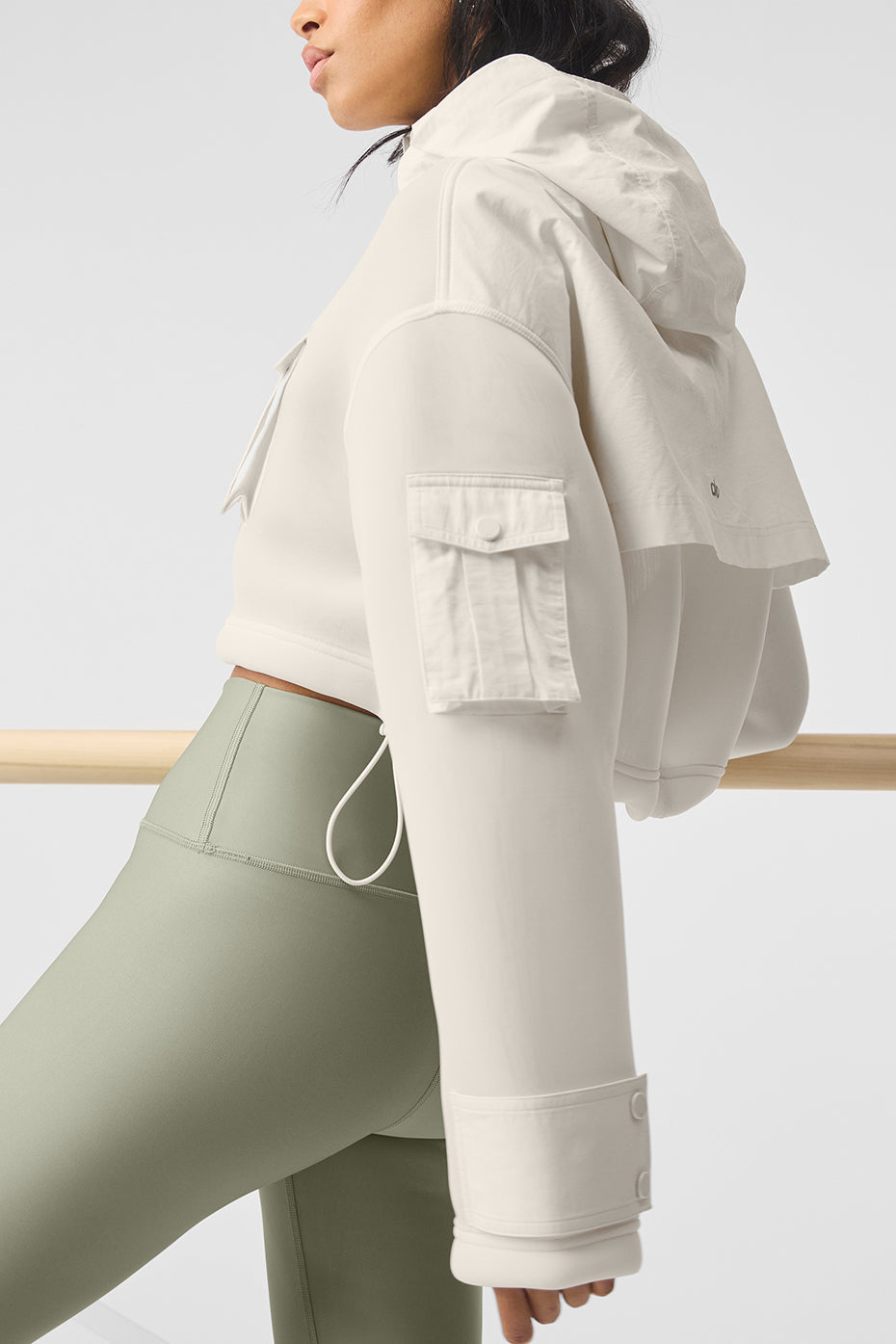Alo Yoga Cropped Engage Cargo Parka - Ivory - imagen 2