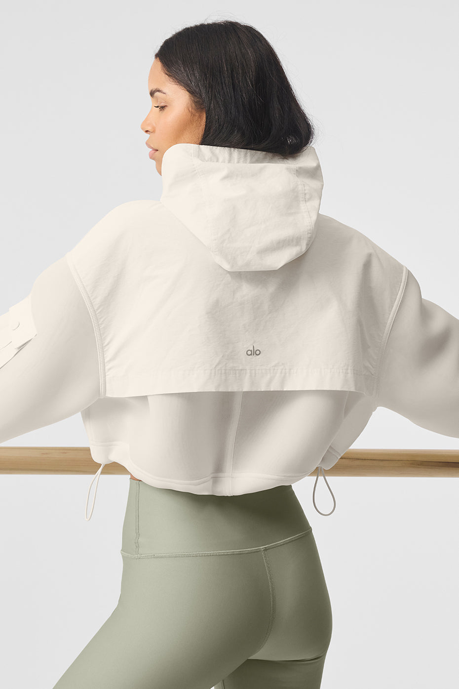 Alo Yoga Cropped Engage Cargo Parka - Ivory - imagen 3