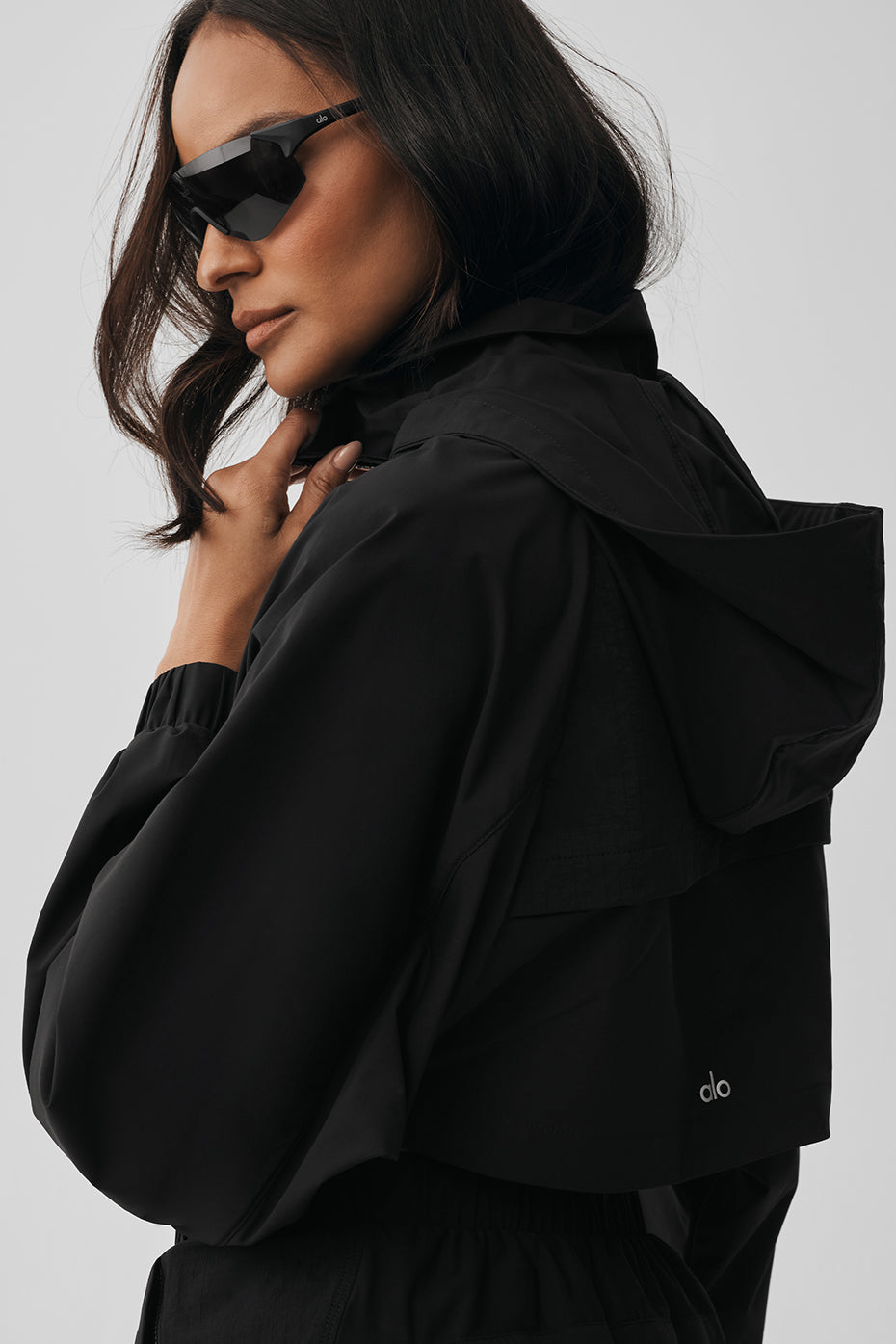 Alo Yoga Cropped Playmaker Jacket - Black - imagen 4