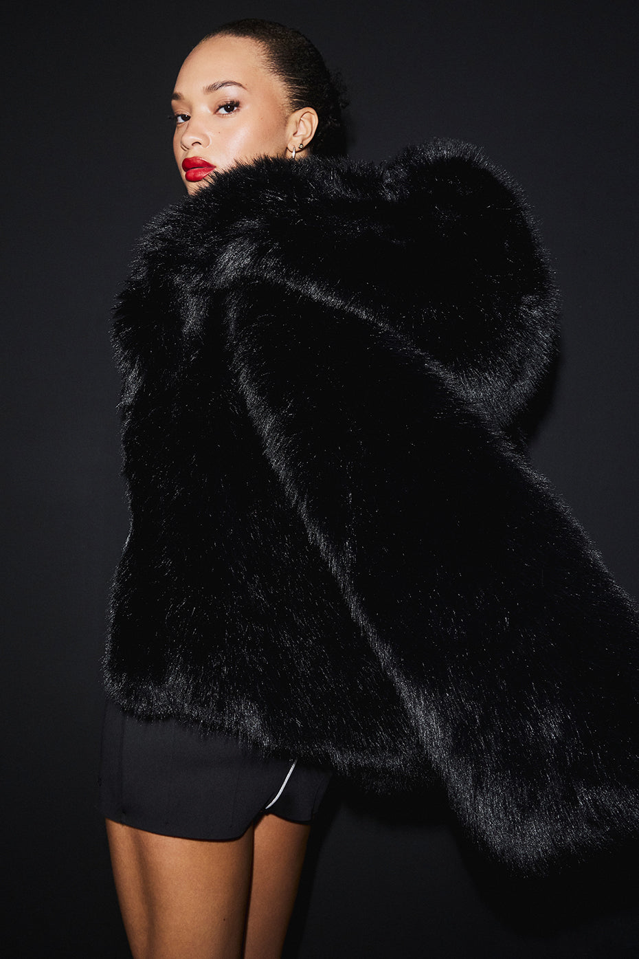 Alo Yoga Opulent Faux Fur Statement Jacket - Black - imagen 5